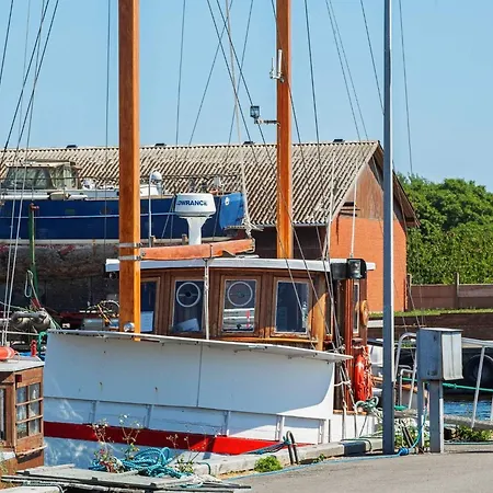 6 Person On A In * Borre