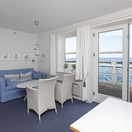 6 Person On A In * Borre